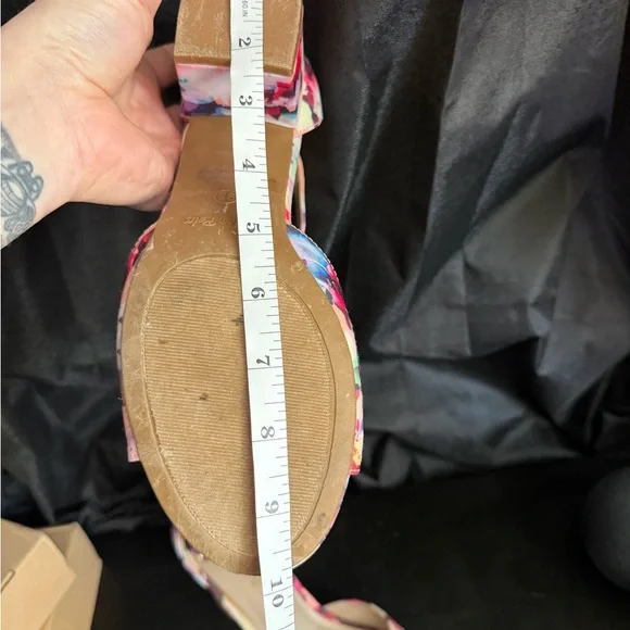 Dream Pairs Multicolor Floral Sandals - Picture 6 of 10